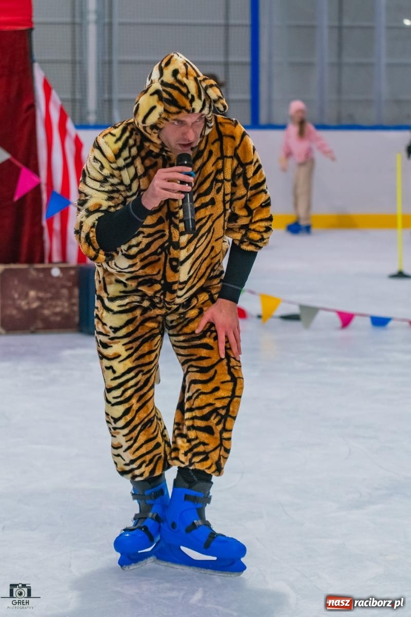 Zdjęcie w galerii na portalu naszraciborz.pl: Powstawało w bólach, ale już jest! Lodowisko Piastor oficjalnie otwarte [FOTO i WIDEO] wiadomości z regionu