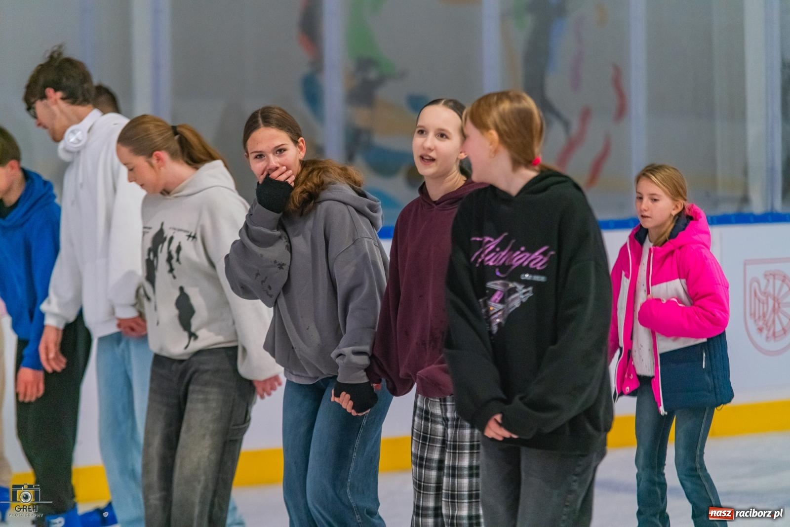 Zdjęcie w galerii na portalu naszraciborz.pl: Powstawało w bólach, ale już jest! Lodowisko Piastor oficjalnie otwarte [FOTO i WIDEO] wiadomości z regionu