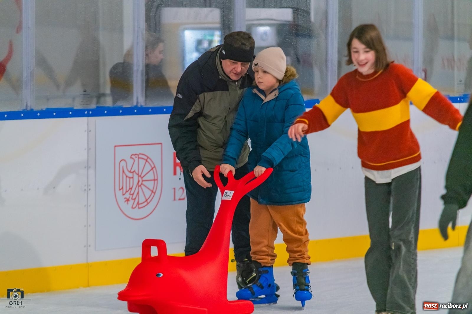 Zdjęcie w galerii na portalu naszraciborz.pl: Powstawało w bólach, ale już jest! Lodowisko Piastor oficjalnie otwarte [FOTO i WIDEO] wiadomości z regionu