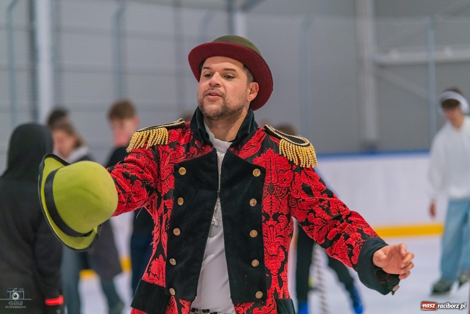 Zdjęcie w galerii na portalu naszraciborz.pl: Powstawało w bólach, ale już jest! Lodowisko Piastor oficjalnie otwarte [FOTO i WIDEO] wiadomości z regionu