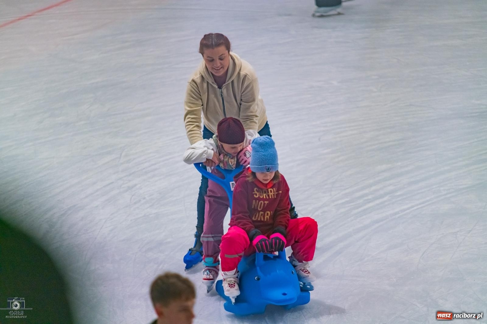 Zdjęcie w galerii na portalu naszraciborz.pl: Powstawało w bólach, ale już jest! Lodowisko Piastor oficjalnie otwarte [FOTO i WIDEO] wiadomości z regionu