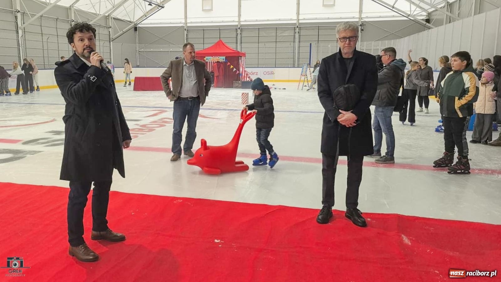 Zdjęcie w galerii na portalu naszraciborz.pl: Powstawało w bólach, ale już jest! Lodowisko Piastor oficjalnie otwarte [FOTO i WIDEO] wiadomości z regionu
