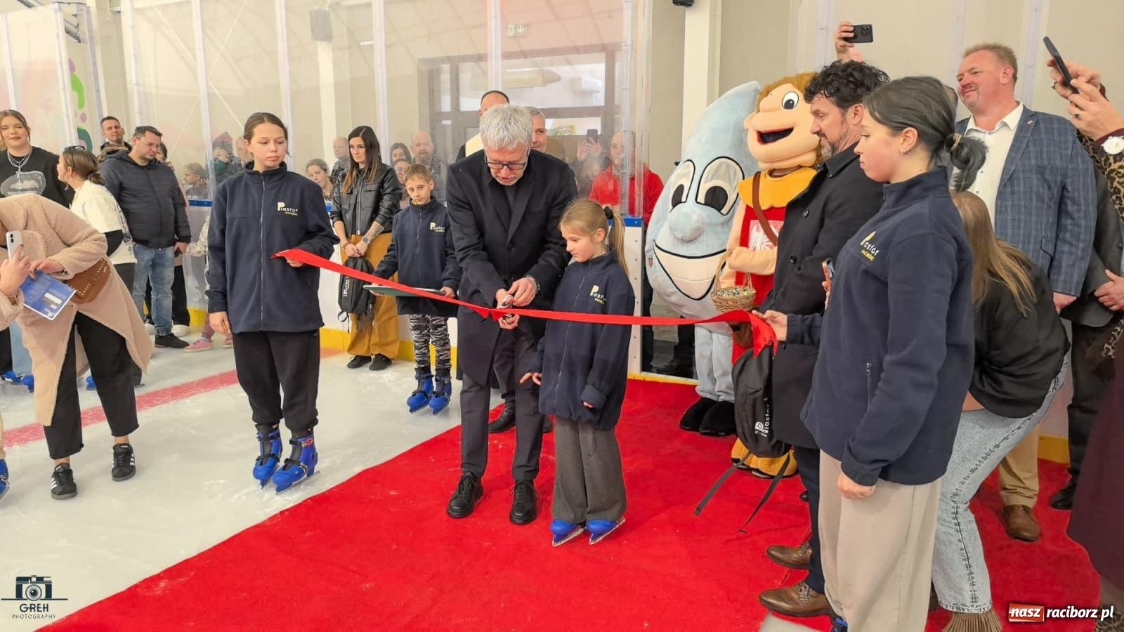 Zdjęcie w galerii na portalu naszraciborz.pl: Powstawało w bólach, ale już jest! Lodowisko Piastor oficjalnie otwarte [FOTO i WIDEO] wiadomości z regionu