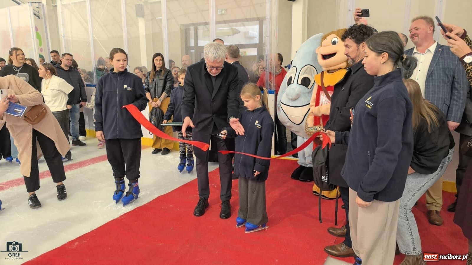 Zdjęcie w galerii na portalu naszraciborz.pl: Powstawało w bólach, ale już jest! Lodowisko Piastor oficjalnie otwarte [FOTO i WIDEO] wiadomości z regionu