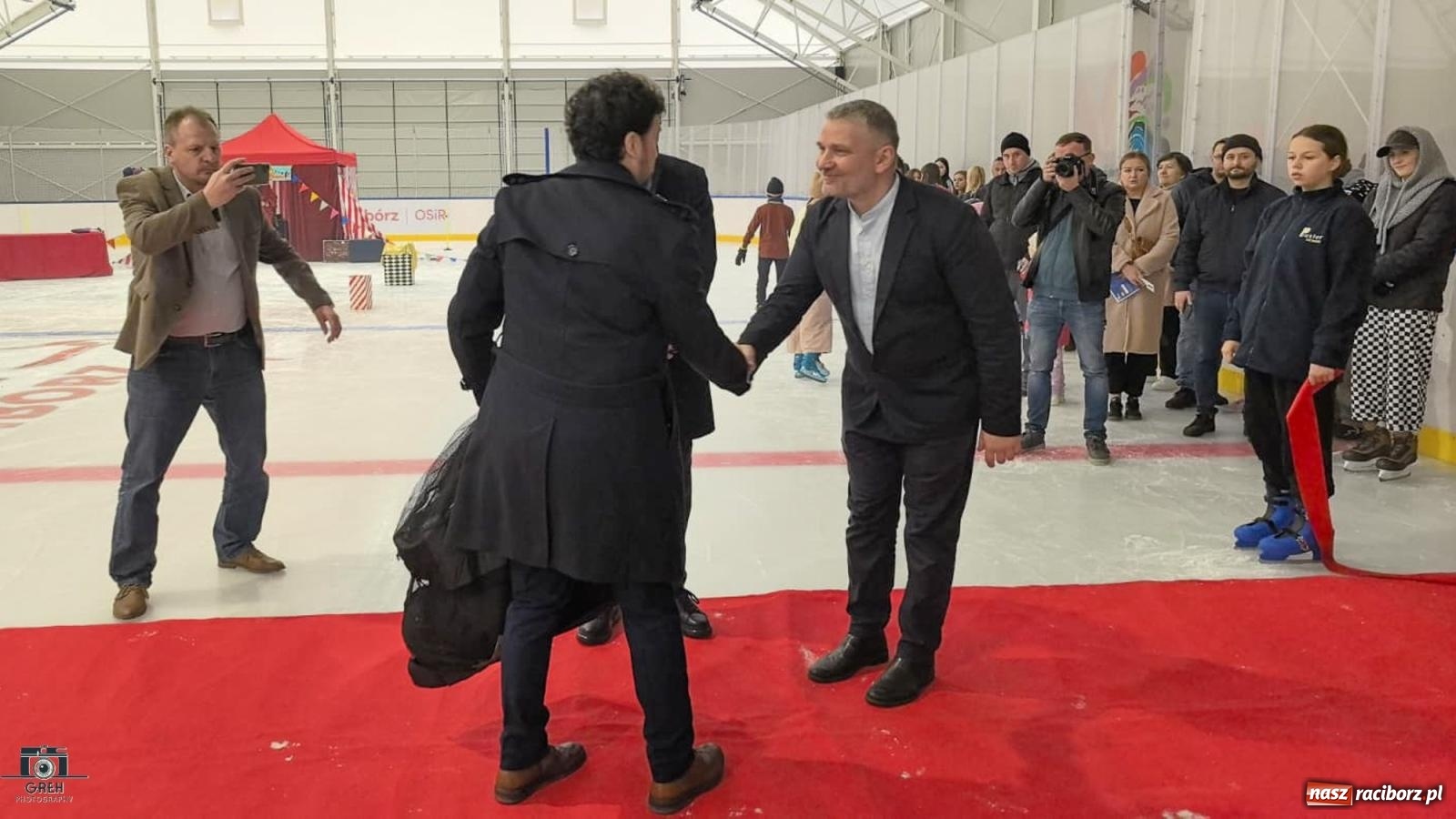 Zdjęcie w galerii na portalu naszraciborz.pl: Powstawało w bólach, ale już jest! Lodowisko Piastor oficjalnie otwarte [FOTO i WIDEO] wiadomości z regionu
