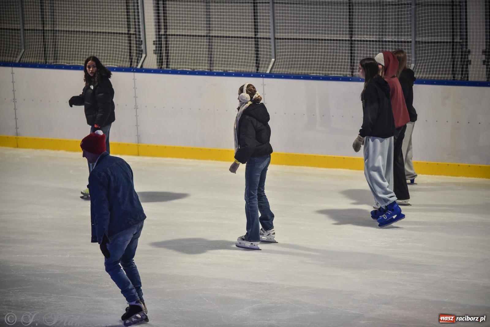 Zdjęcie w galerii na portalu naszraciborz.pl: Pierwsze łyżwiarskie disco na nowym lodowisku w Raciborzu. Program kolejnych wydarzeń i cennik [FOTO i WIDEO] wiadomości z regionu