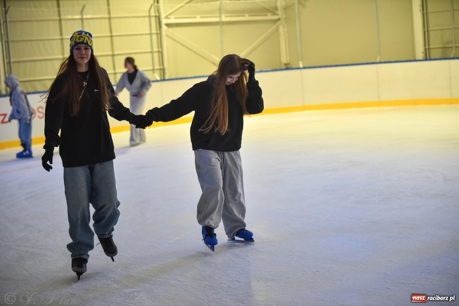 Zdjęcie w galerii na portalu naszraciborz.pl: Pierwsze łyżwiarskie disco na nowym lodowisku w Raciborzu. Program kolejnych wydarzeń i cennik [FOTO i WIDEO] wiadomości z regionu
