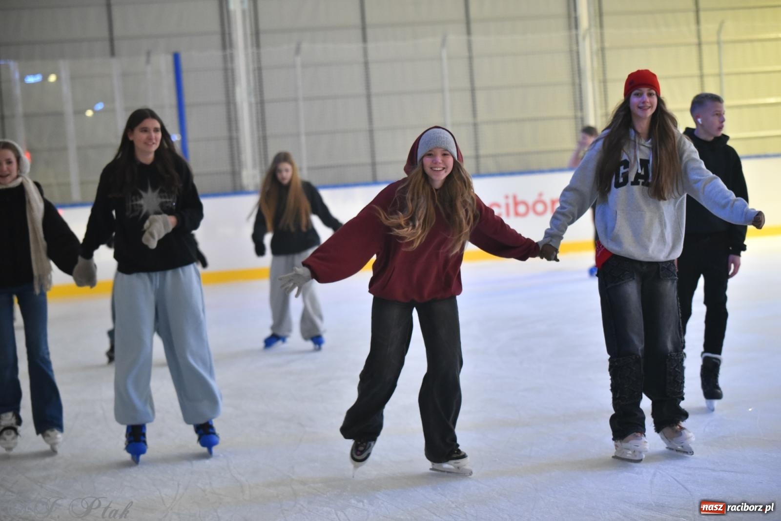 Zdjęcie w galerii na portalu naszraciborz.pl: Pierwsze łyżwiarskie disco na nowym lodowisku w Raciborzu. Program kolejnych wydarzeń i cennik [FOTO i WIDEO] wiadomości z regionu