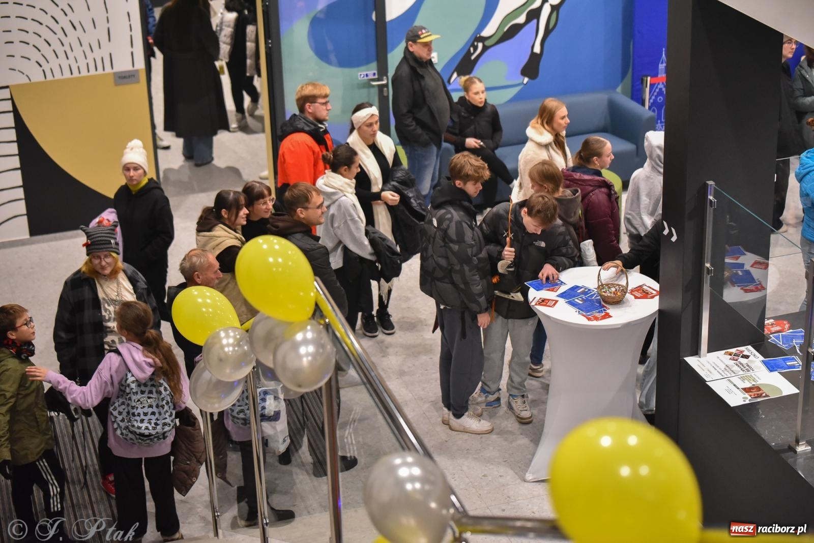 Zdjęcie w galerii na portalu naszraciborz.pl: Pierwsze łyżwiarskie disco na nowym lodowisku w Raciborzu. Program kolejnych wydarzeń i cennik [FOTO i WIDEO] wiadomości z regionu