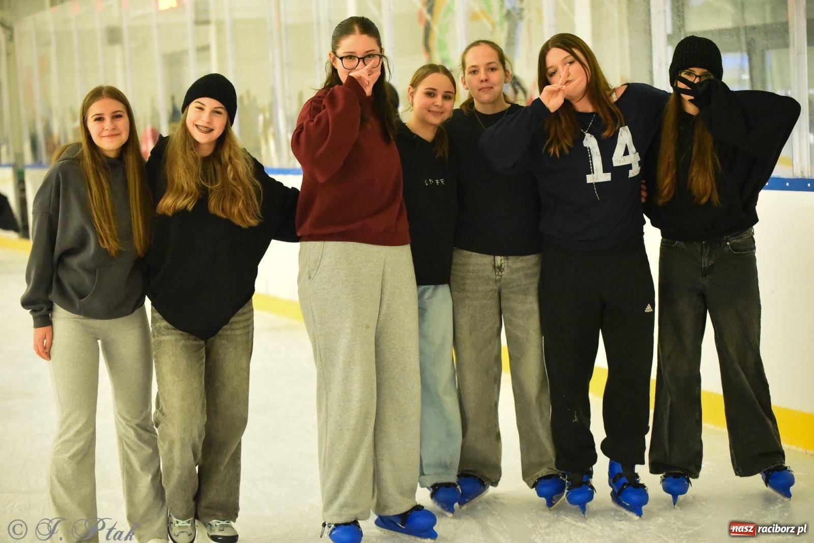 Zdjęcie w galerii na portalu naszraciborz.pl: Pierwsze łyżwiarskie disco na nowym lodowisku w Raciborzu. Program kolejnych wydarzeń i cennik [FOTO i WIDEO] wiadomości z regionu