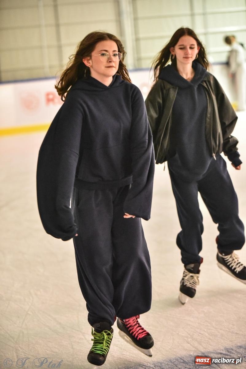 Zdjęcie w galerii na portalu naszraciborz.pl: Pierwsze łyżwiarskie disco na nowym lodowisku w Raciborzu. Program kolejnych wydarzeń i cennik [FOTO i WIDEO] wiadomości z regionu