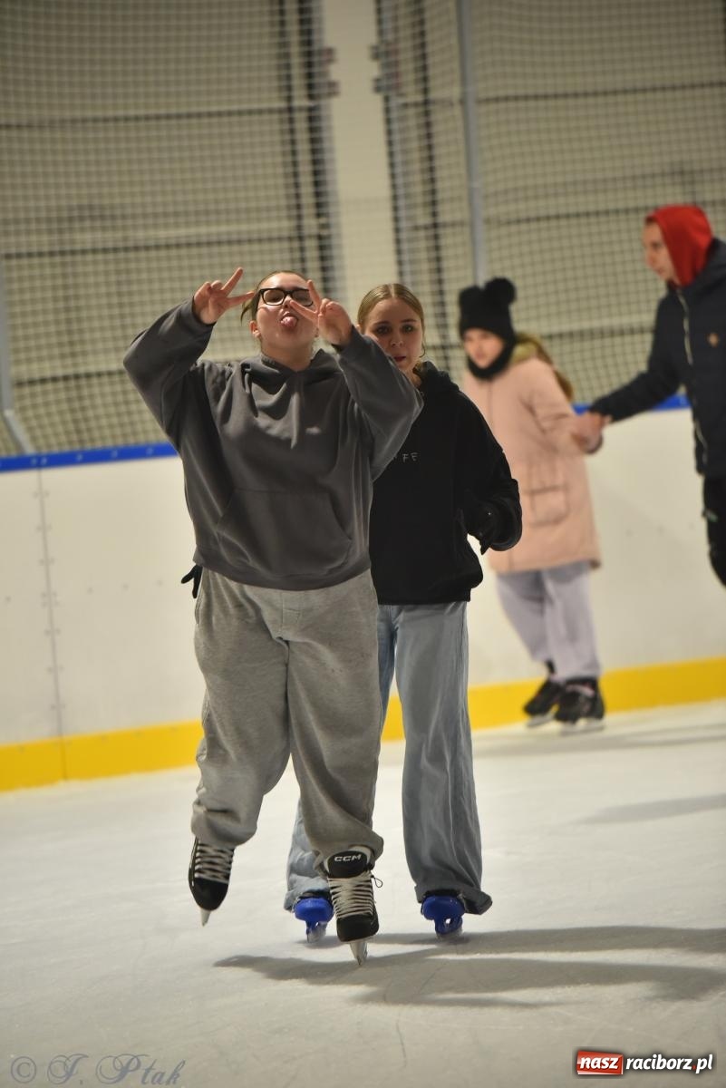 Zdjęcie w galerii na portalu naszraciborz.pl: Pierwsze łyżwiarskie disco na nowym lodowisku w Raciborzu. Program kolejnych wydarzeń i cennik [FOTO i WIDEO] wiadomości z regionu