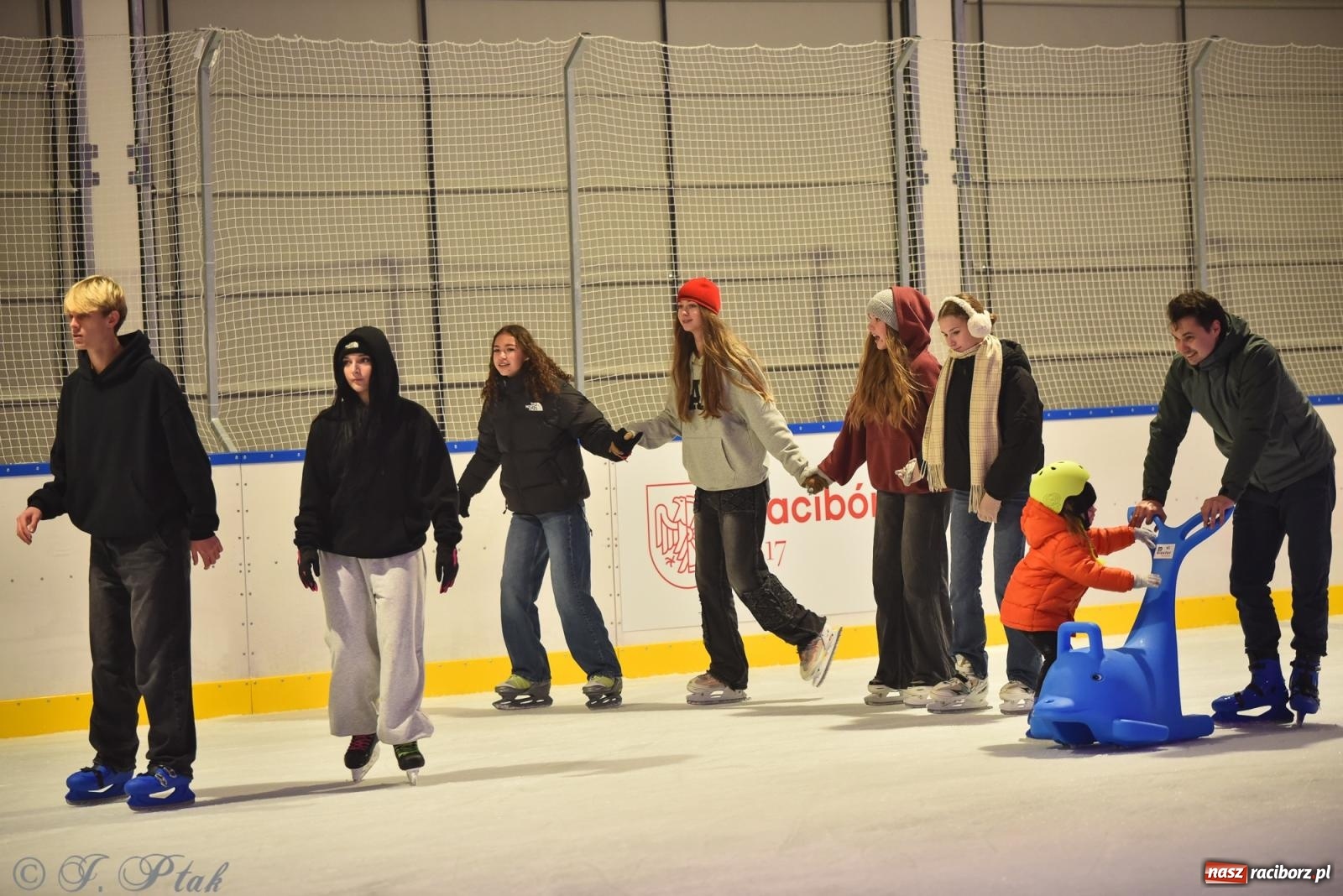 Zdjęcie w galerii na portalu naszraciborz.pl: Pierwsze łyżwiarskie disco na nowym lodowisku w Raciborzu. Program kolejnych wydarzeń i cennik [FOTO i WIDEO] wiadomości z regionu