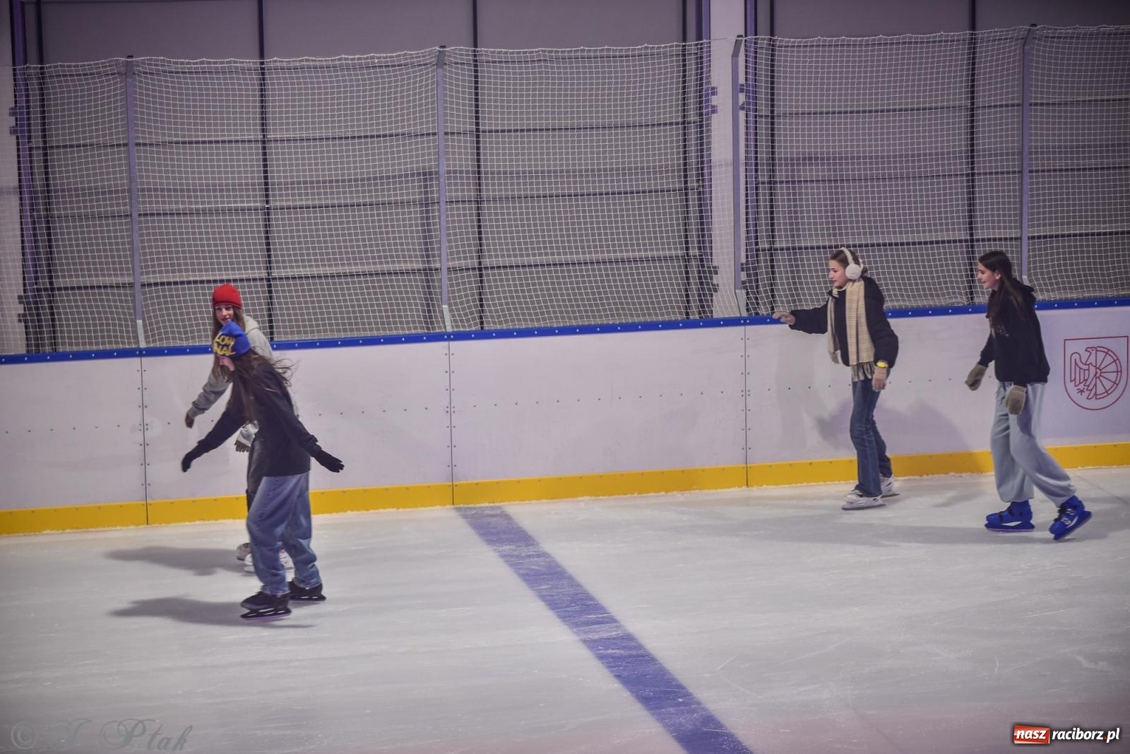 Zdjęcie w galerii na portalu naszraciborz.pl: Pierwsze łyżwiarskie disco na nowym lodowisku w Raciborzu. Program kolejnych wydarzeń i cennik [FOTO i WIDEO] wiadomości z regionu