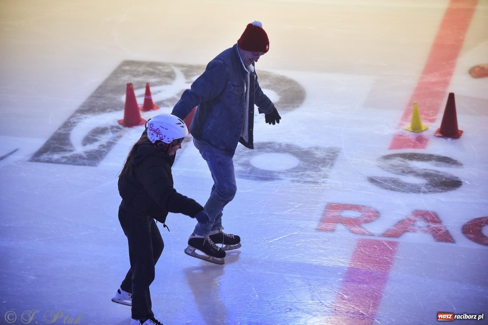 Zdjęcie w galerii na portalu naszraciborz.pl: Pierwsze łyżwiarskie disco na nowym lodowisku w Raciborzu. Program kolejnych wydarzeń i cennik [FOTO i WIDEO] wiadomości z regionu
