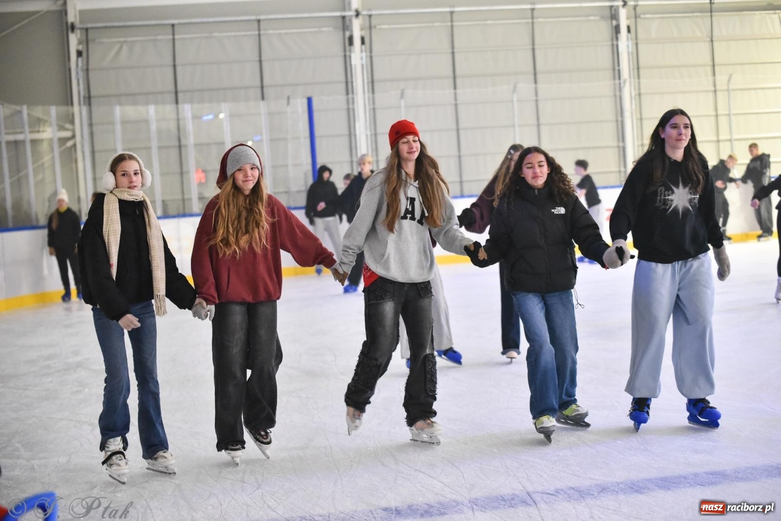 Zdjęcie w galerii na portalu naszraciborz.pl: Pierwsze łyżwiarskie disco na nowym lodowisku w Raciborzu. Program kolejnych wydarzeń i cennik [FOTO i WIDEO] wiadomości z regionu