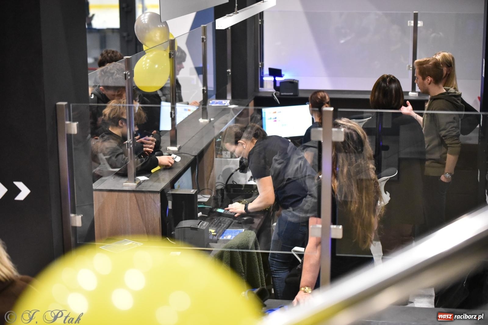 Zdjęcie w galerii na portalu naszraciborz.pl: Pierwsze łyżwiarskie disco na nowym lodowisku w Raciborzu. Program kolejnych wydarzeń i cennik [FOTO i WIDEO] wiadomości z regionu