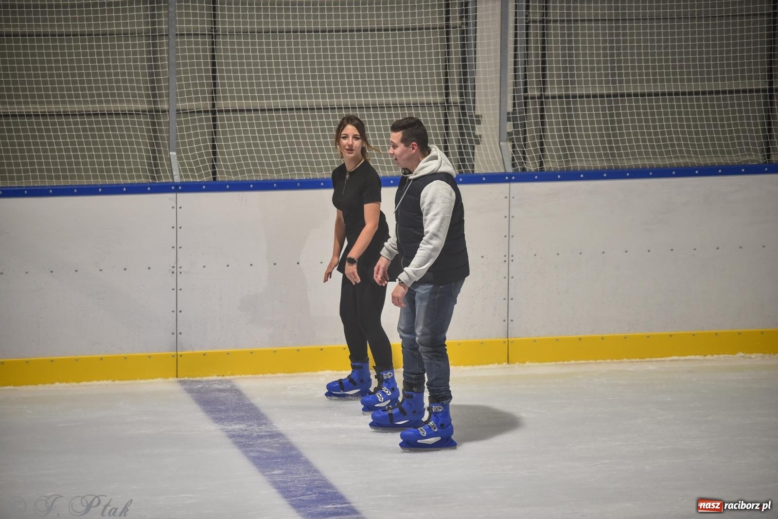 Zdjęcie w galerii na portalu naszraciborz.pl: Pierwsze łyżwiarskie disco na nowym lodowisku w Raciborzu. Program kolejnych wydarzeń i cennik [FOTO i WIDEO] wiadomości z regionu