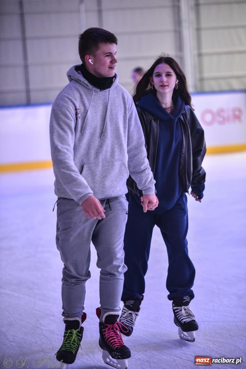 Zdjęcie w galerii na portalu naszraciborz.pl: Pierwsze łyżwiarskie disco na nowym lodowisku w Raciborzu. Program kolejnych wydarzeń i cennik [FOTO i WIDEO] wiadomości z regionu