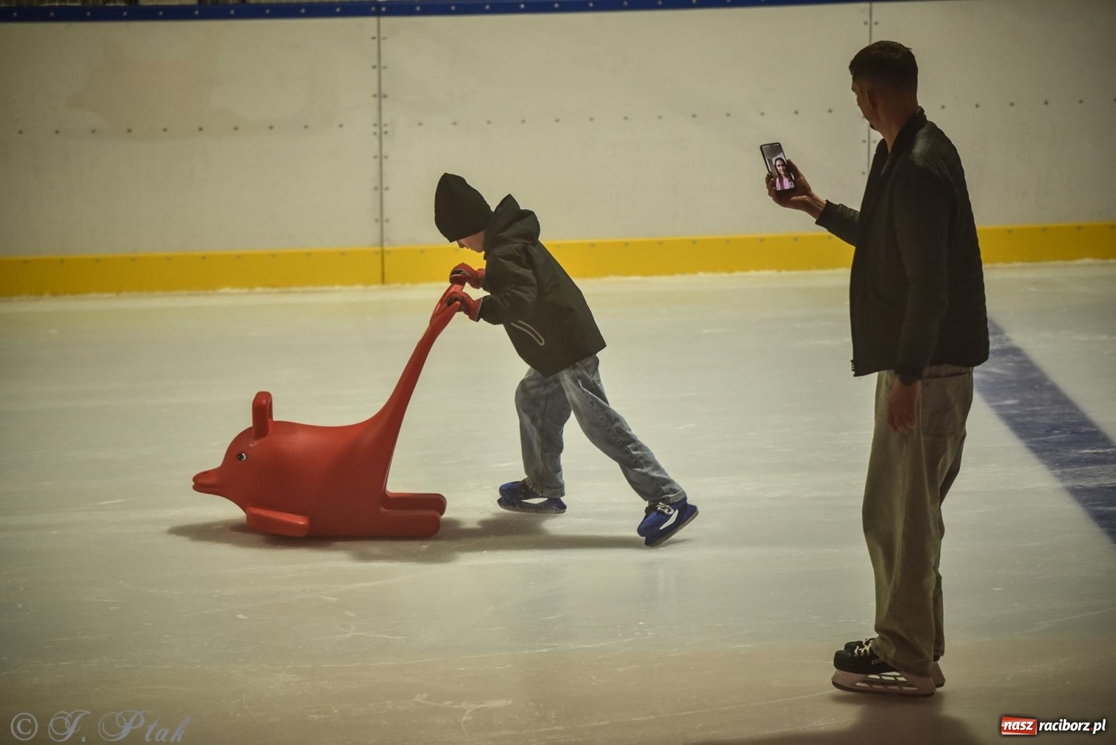 Zdjęcie w galerii na portalu naszraciborz.pl: Pierwsze łyżwiarskie disco na nowym lodowisku w Raciborzu. Program kolejnych wydarzeń i cennik [FOTO i WIDEO] wiadomości z regionu