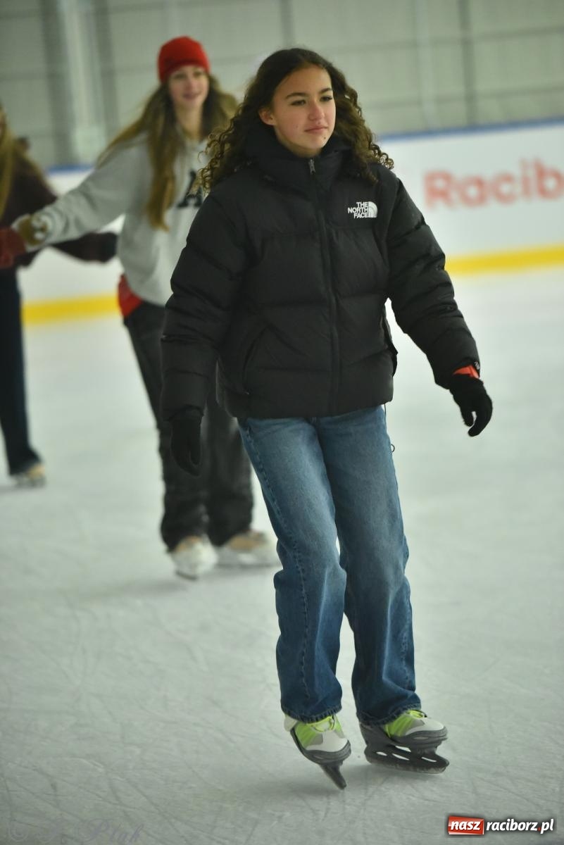 Zdjęcie w galerii na portalu naszraciborz.pl: Pierwsze łyżwiarskie disco na nowym lodowisku w Raciborzu. Program kolejnych wydarzeń i cennik [FOTO i WIDEO] wiadomości z regionu