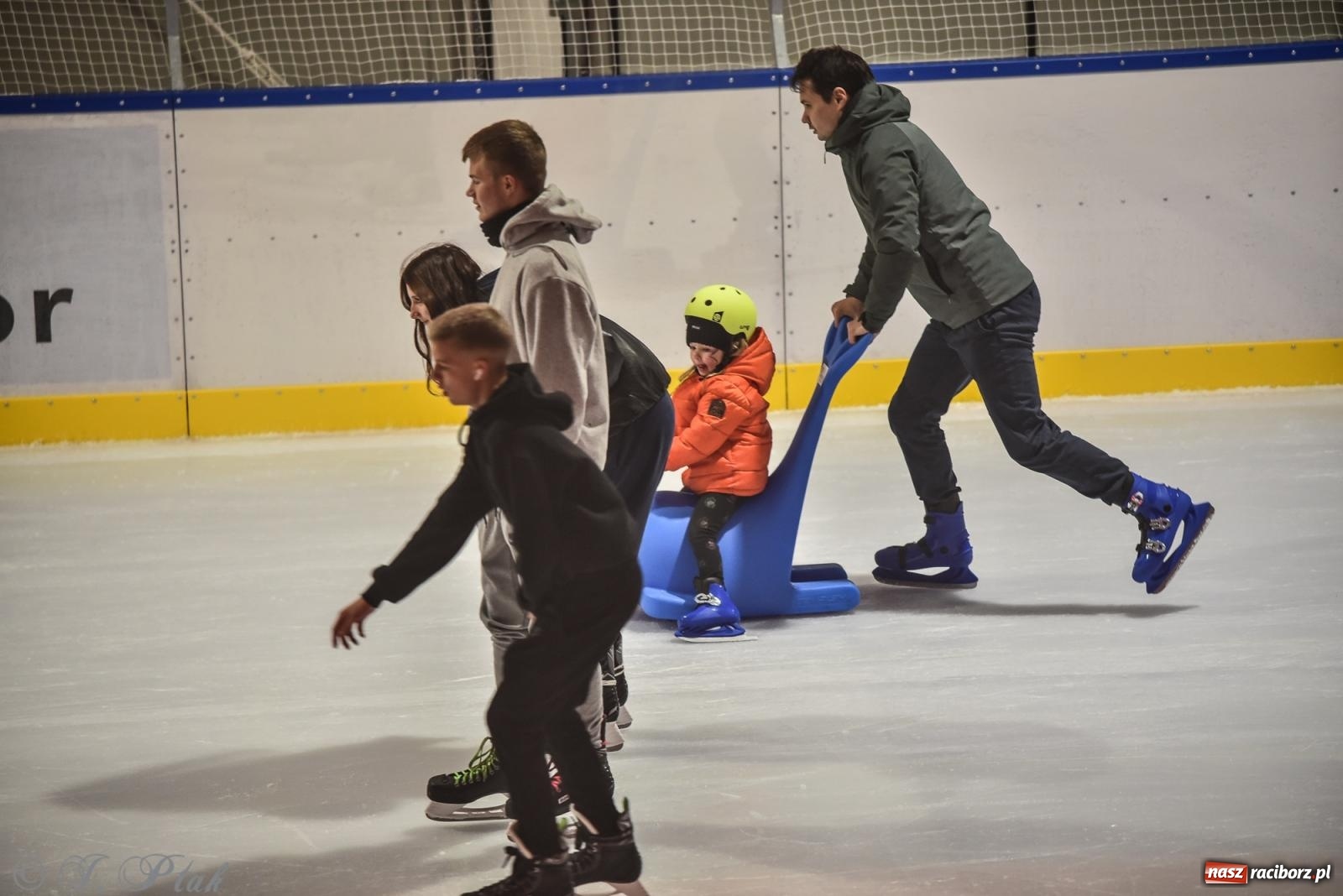 Zdjęcie w galerii na portalu naszraciborz.pl: Pierwsze łyżwiarskie disco na nowym lodowisku w Raciborzu. Program kolejnych wydarzeń i cennik [FOTO i WIDEO] wiadomości z regionu