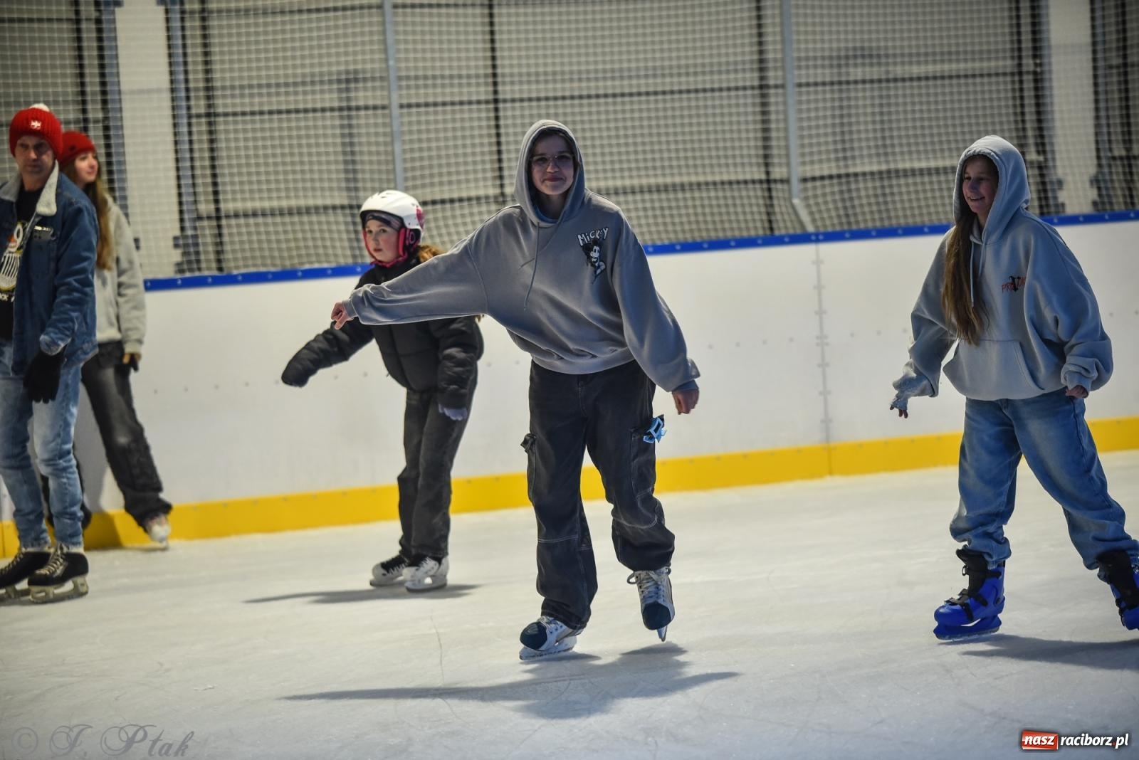 Zdjęcie w galerii na portalu naszraciborz.pl: Pierwsze łyżwiarskie disco na nowym lodowisku w Raciborzu. Program kolejnych wydarzeń i cennik [FOTO i WIDEO] wiadomości z regionu