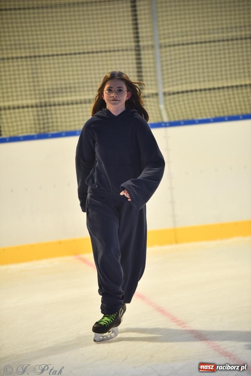 Zdjęcie w galerii na portalu naszraciborz.pl: Pierwsze łyżwiarskie disco na nowym lodowisku w Raciborzu. Program kolejnych wydarzeń i cennik [FOTO i WIDEO] wiadomości z regionu