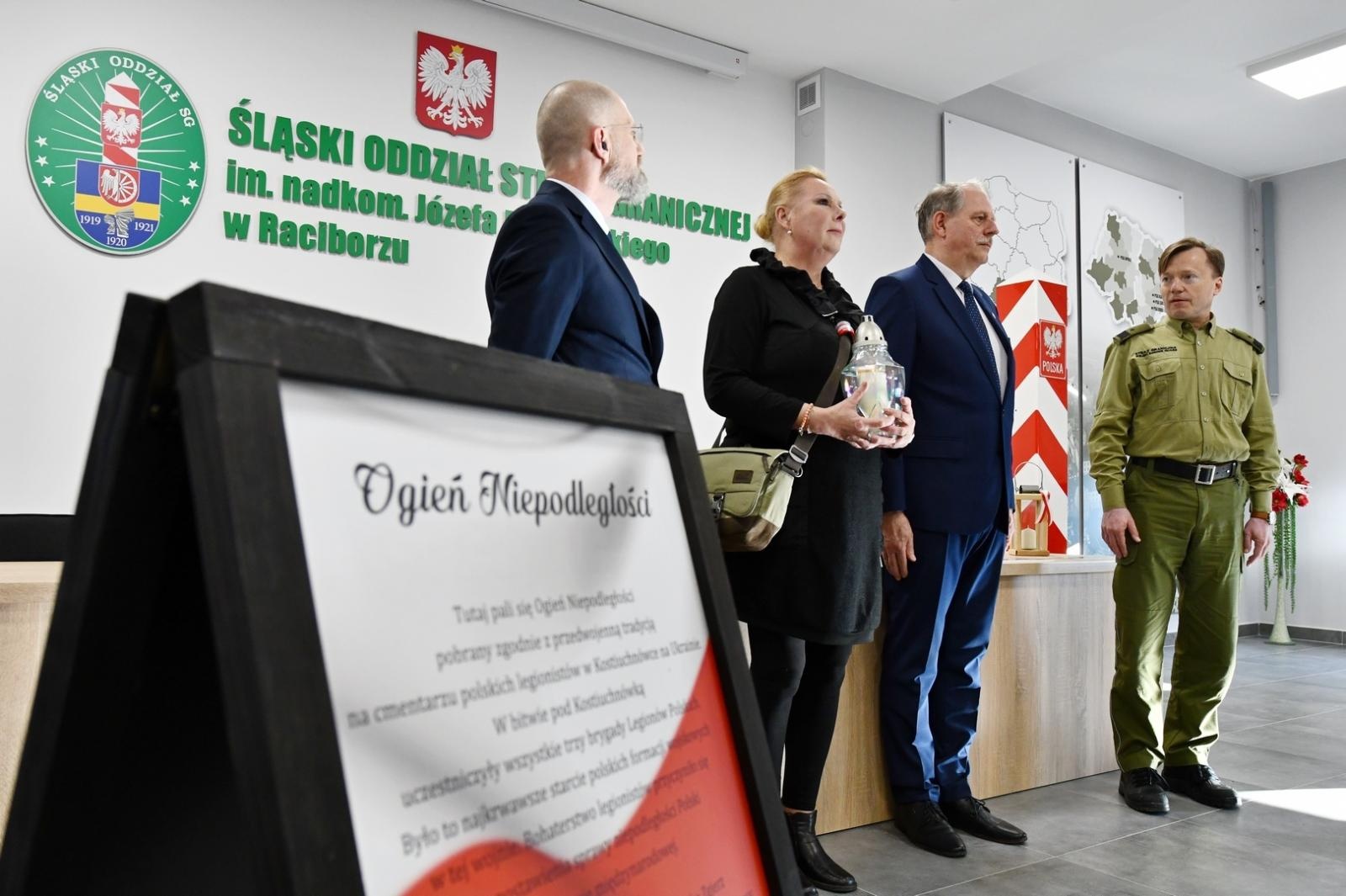Zdjęcie w galerii na portalu naszraciborz.pl: Ogień Niepodległości dotarł do Śląskiego Oddziału Straży Granicznej wiadomości z regionu