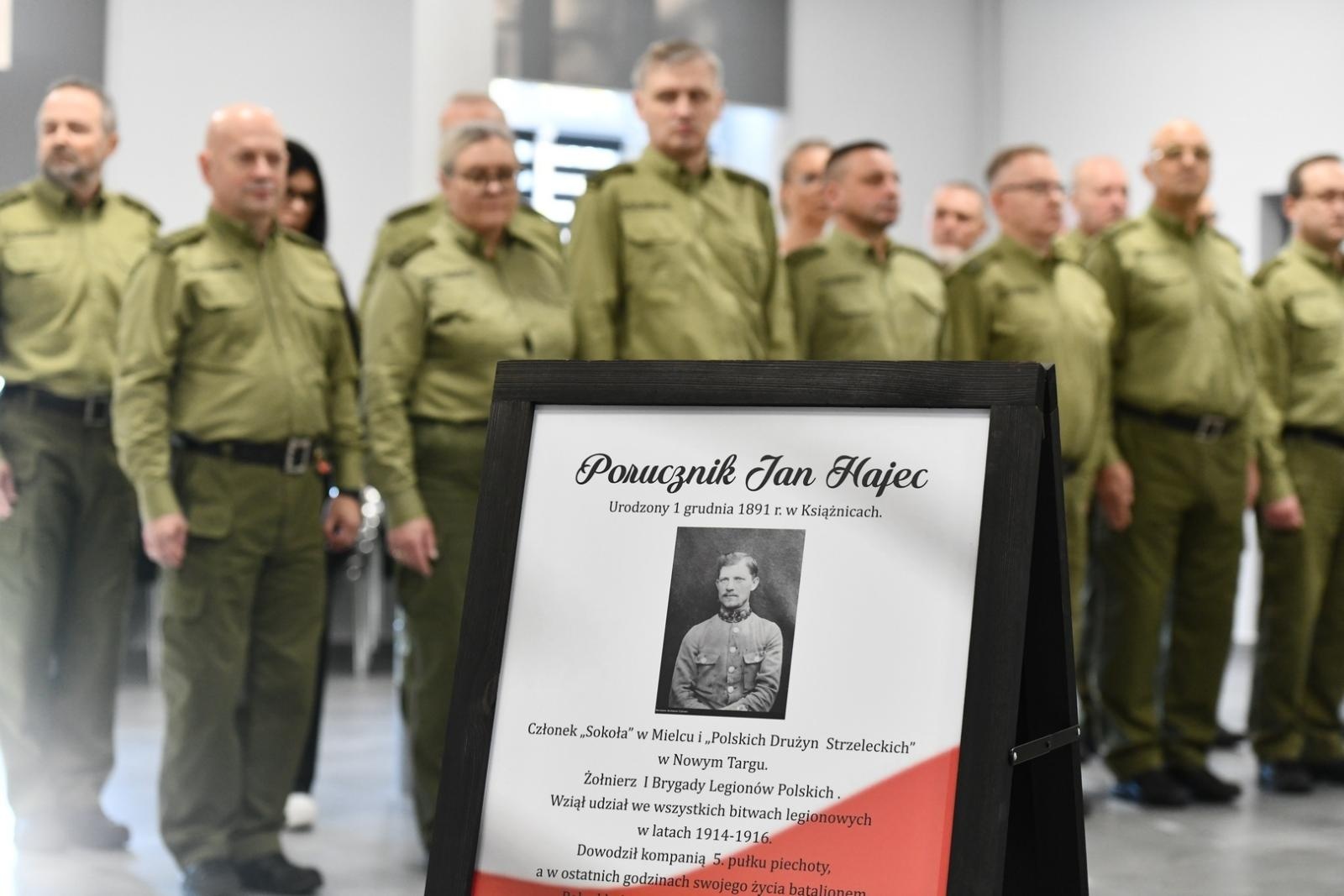 Zdjęcie w galerii na portalu naszraciborz.pl: Ogień Niepodległości dotarł do Śląskiego Oddziału Straży Granicznej wiadomości z regionu