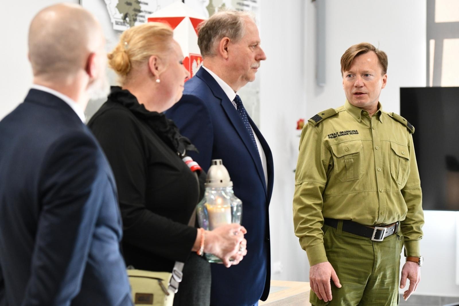 Zdjęcie w galerii na portalu naszraciborz.pl: Ogień Niepodległości dotarł do Śląskiego Oddziału Straży Granicznej wiadomości z regionu