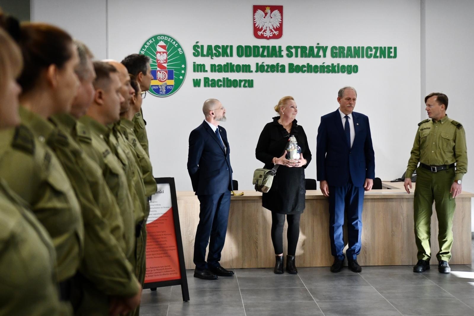 Zdjęcie w galerii na portalu naszraciborz.pl: Ogień Niepodległości dotarł do Śląskiego Oddziału Straży Granicznej wiadomości z regionu