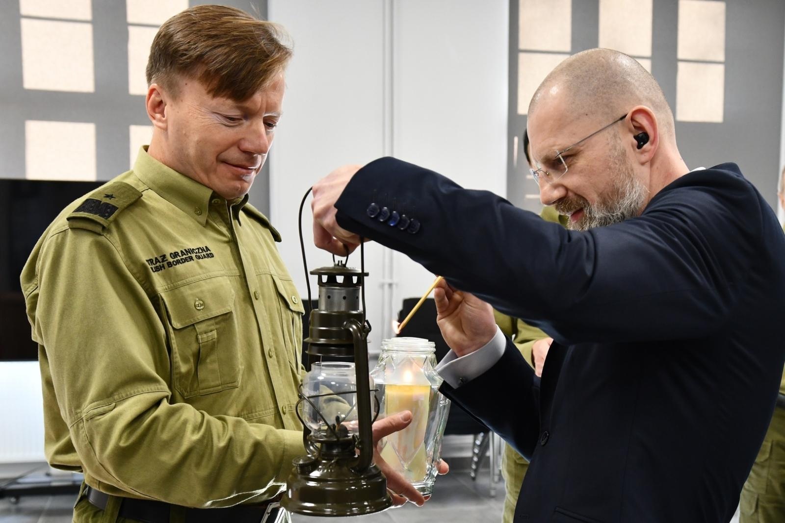 Zdjęcie w galerii na portalu naszraciborz.pl: Ogień Niepodległości dotarł do Śląskiego Oddziału Straży Granicznej wiadomości z regionu