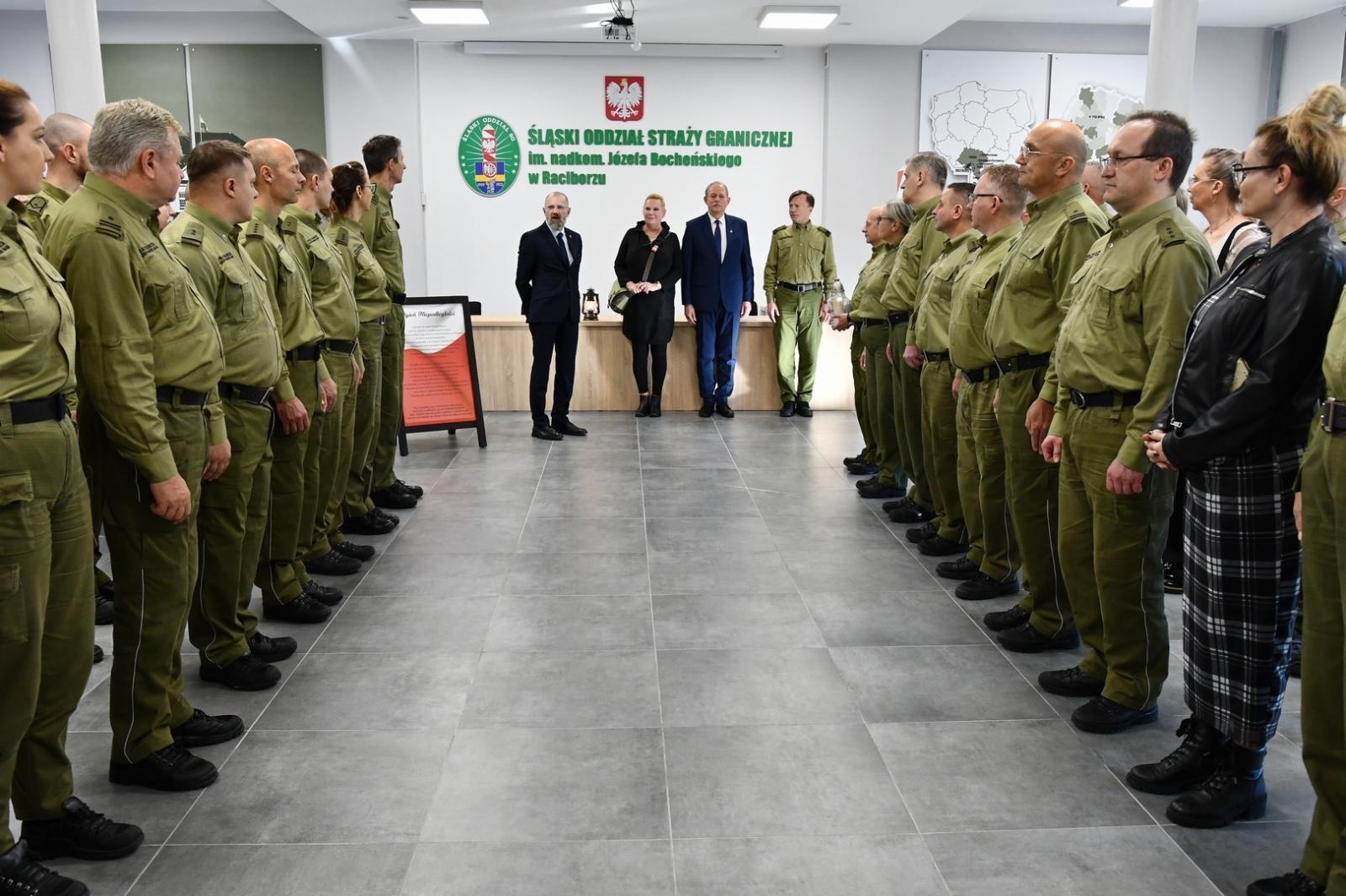Zdjęcie w galerii na portalu naszraciborz.pl: Ogień Niepodległości dotarł do Śląskiego Oddziału Straży Granicznej wiadomości z regionu