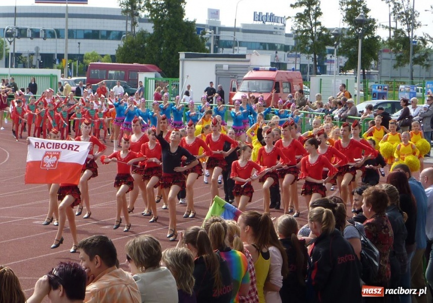 Zdjęcie w galerii na portalu naszraciborz.pl: Mażoretki przywiozły z Opola worek medali wiadomości z regionu