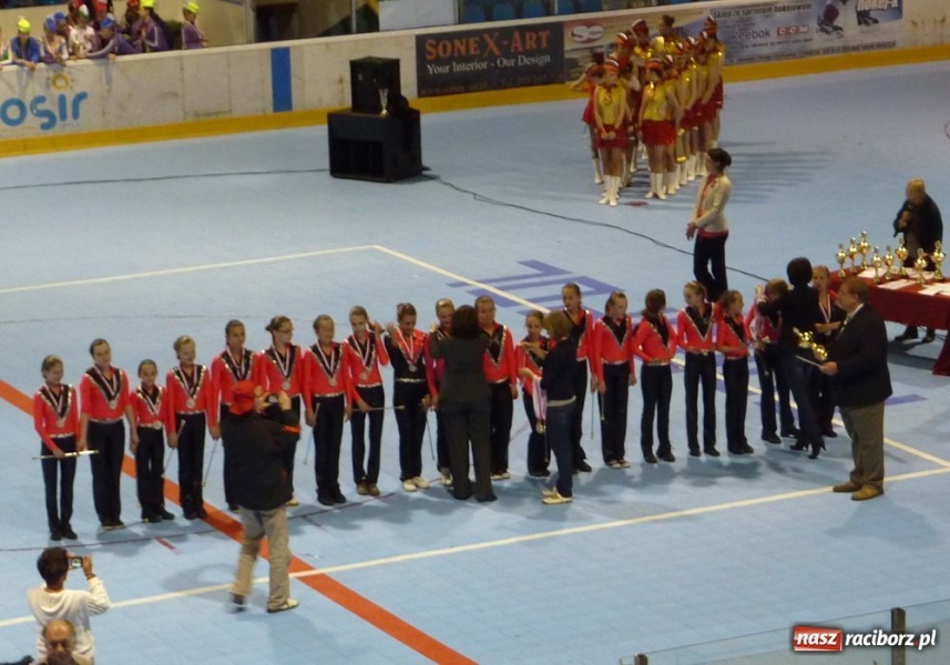 Zdjęcie w galerii na portalu naszraciborz.pl: Mażoretki przywiozły z Opola worek medali wiadomości z regionu