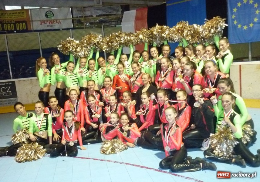 Zdjęcie w galerii na portalu naszraciborz.pl: Mażoretki przywiozły z Opola worek medali wiadomości z regionu