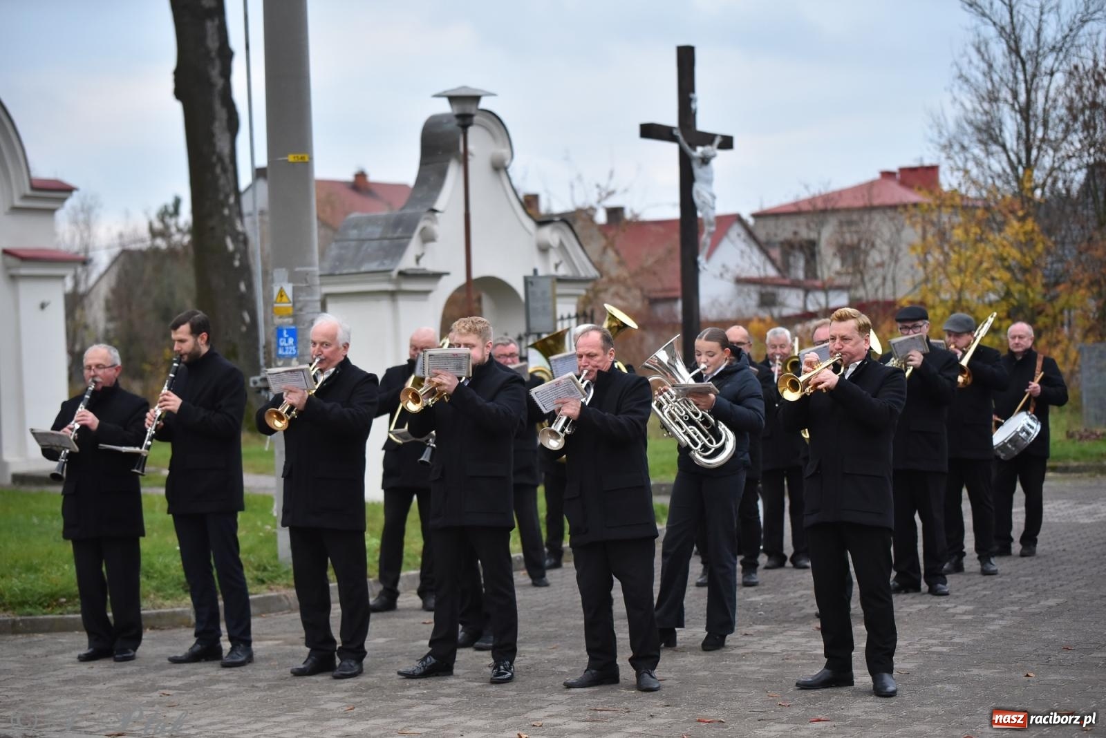 Zdjęcie w galerii na portalu naszraciborz.pl: Rogale i muzyka. Święty Marcin ponownie zawitał do Krzanowic wiadomości z regionu