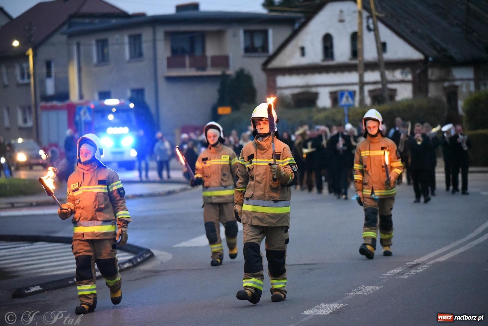Zdjęcie w galerii na portalu naszraciborz.pl: Rogale i muzyka. Święty Marcin ponownie zawitał do Krzanowic wiadomości z regionu