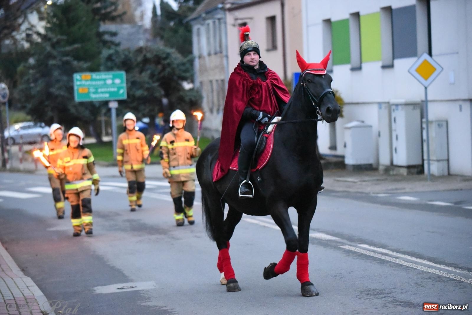 Zdjęcie w galerii na portalu naszraciborz.pl: Rogale i muzyka. Święty Marcin ponownie zawitał do Krzanowic wiadomości z regionu