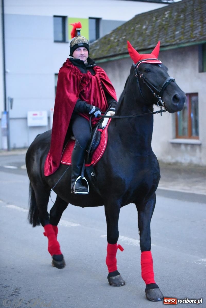 Zdjęcie w galerii na portalu naszraciborz.pl: Rogale i muzyka. Święty Marcin ponownie zawitał do Krzanowic wiadomości z regionu