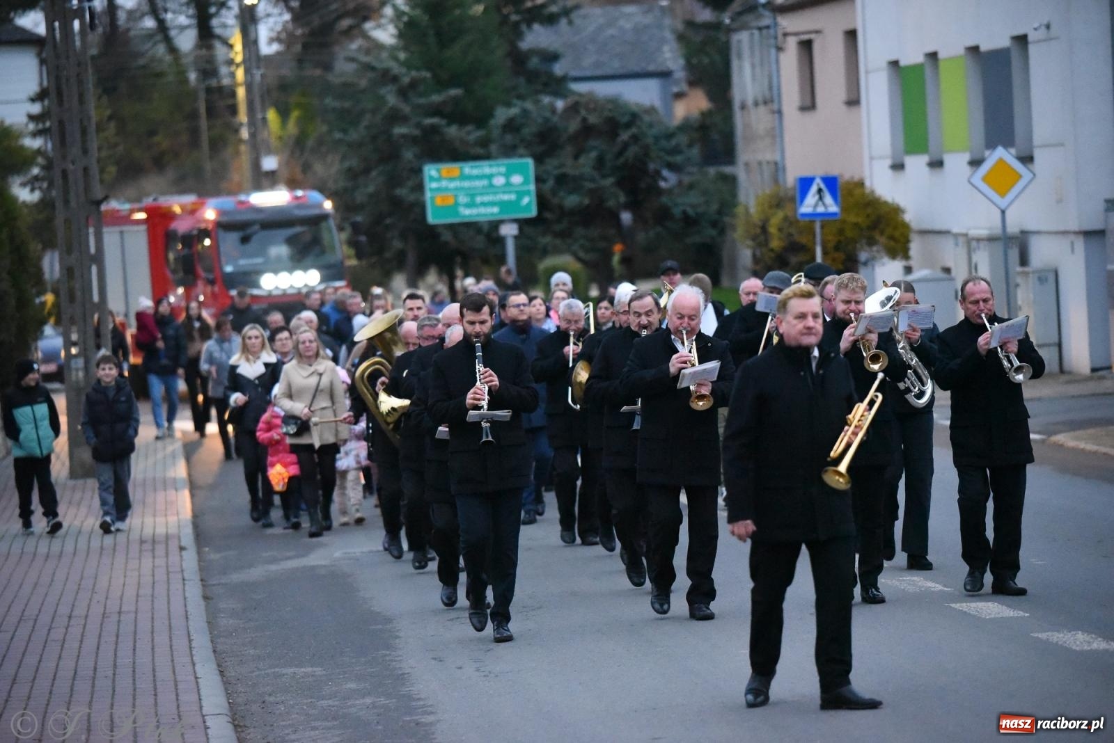 Zdjęcie w galerii na portalu naszraciborz.pl: Rogale i muzyka. Święty Marcin ponownie zawitał do Krzanowic wiadomości z regionu
