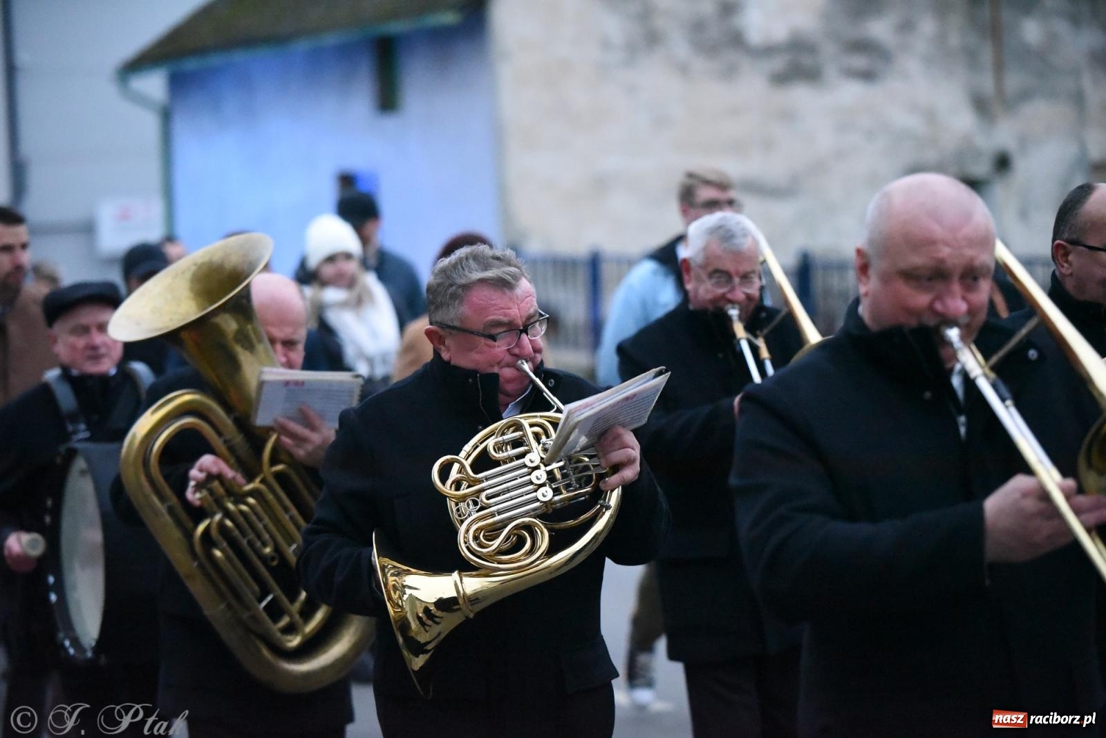 Zdjęcie w galerii na portalu naszraciborz.pl: Rogale i muzyka. Święty Marcin ponownie zawitał do Krzanowic wiadomości z regionu