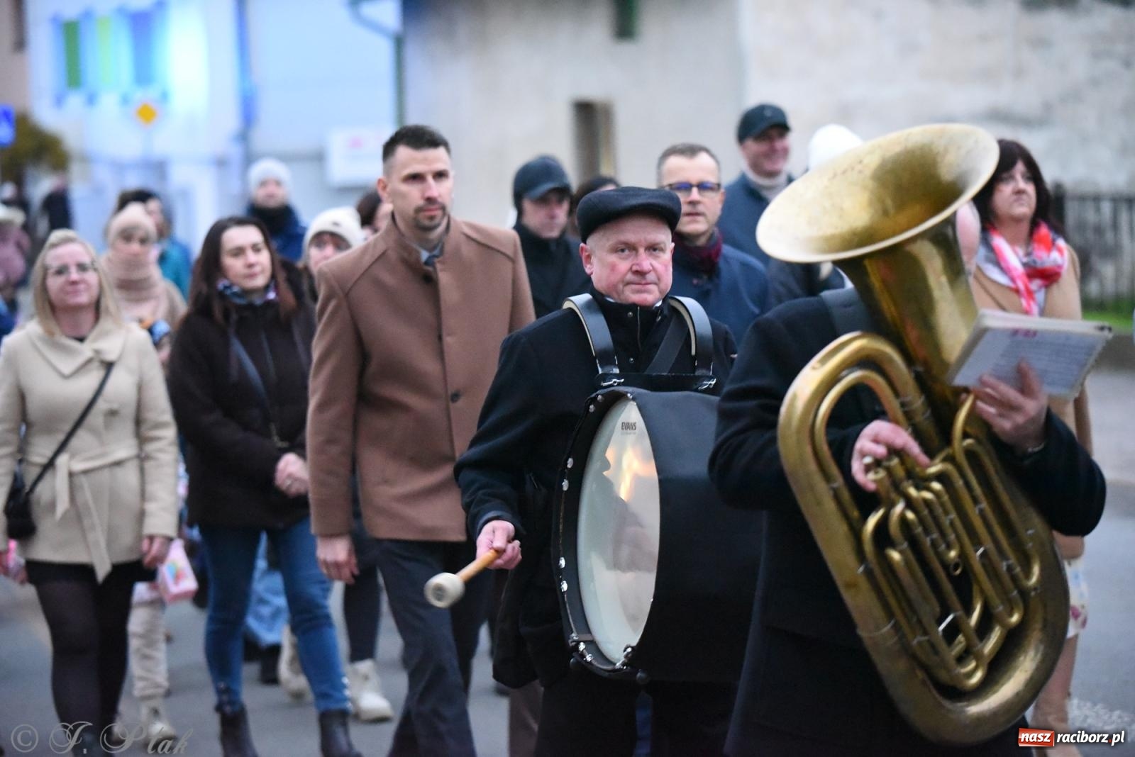 Zdjęcie w galerii na portalu naszraciborz.pl: Rogale i muzyka. Święty Marcin ponownie zawitał do Krzanowic wiadomości z regionu