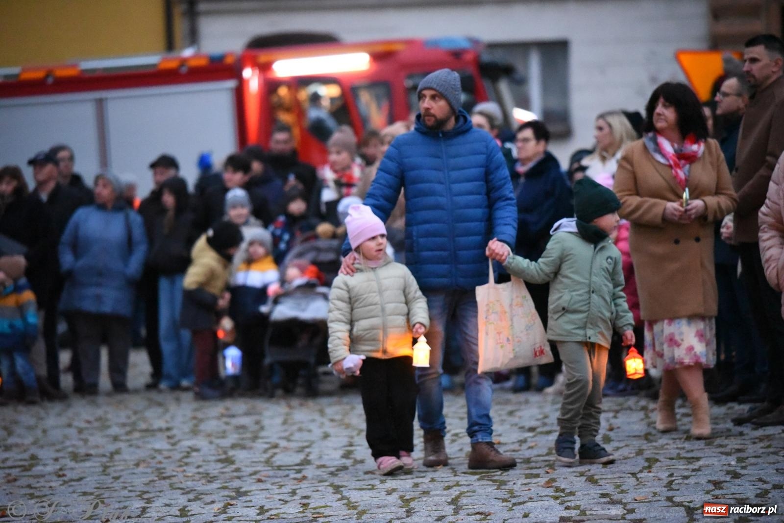 Zdjęcie w galerii na portalu naszraciborz.pl: Rogale i muzyka. Święty Marcin ponownie zawitał do Krzanowic wiadomości z regionu