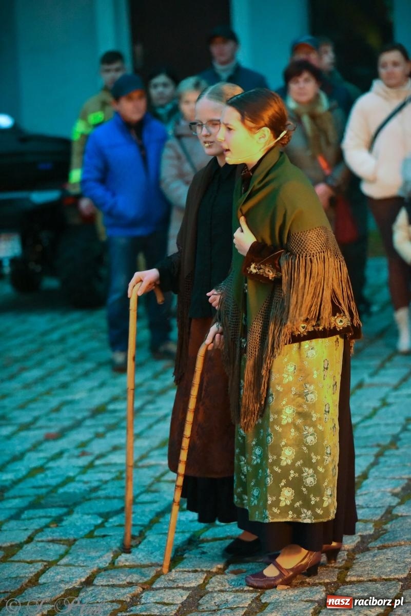 Zdjęcie w galerii na portalu naszraciborz.pl: Rogale i muzyka. Święty Marcin ponownie zawitał do Krzanowic wiadomości z regionu