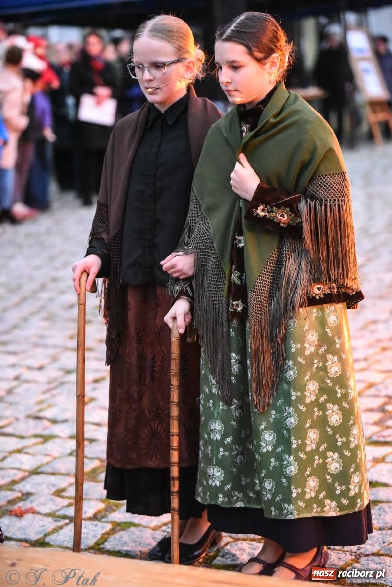 Zdjęcie w galerii na portalu naszraciborz.pl: Rogale i muzyka. Święty Marcin ponownie zawitał do Krzanowic wiadomości z regionu