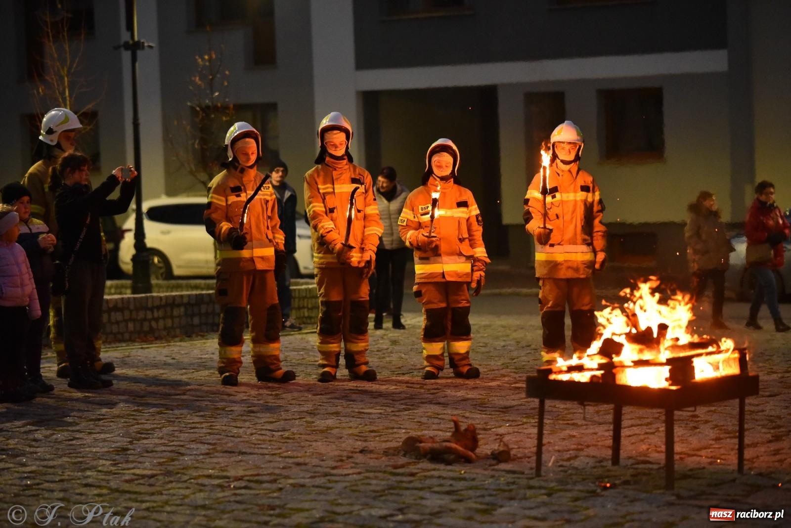 Zdjęcie w galerii na portalu naszraciborz.pl: Rogale i muzyka. Święty Marcin ponownie zawitał do Krzanowic wiadomości z regionu