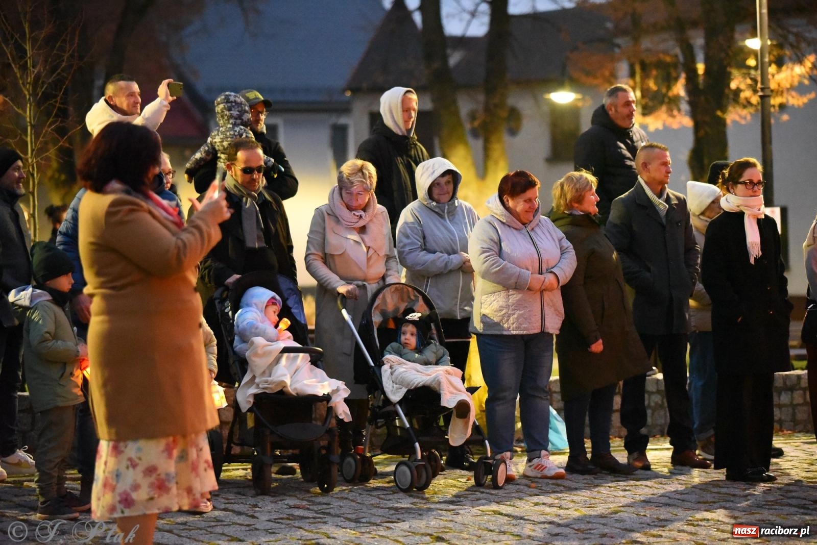 Zdjęcie w galerii na portalu naszraciborz.pl: Rogale i muzyka. Święty Marcin ponownie zawitał do Krzanowic wiadomości z regionu