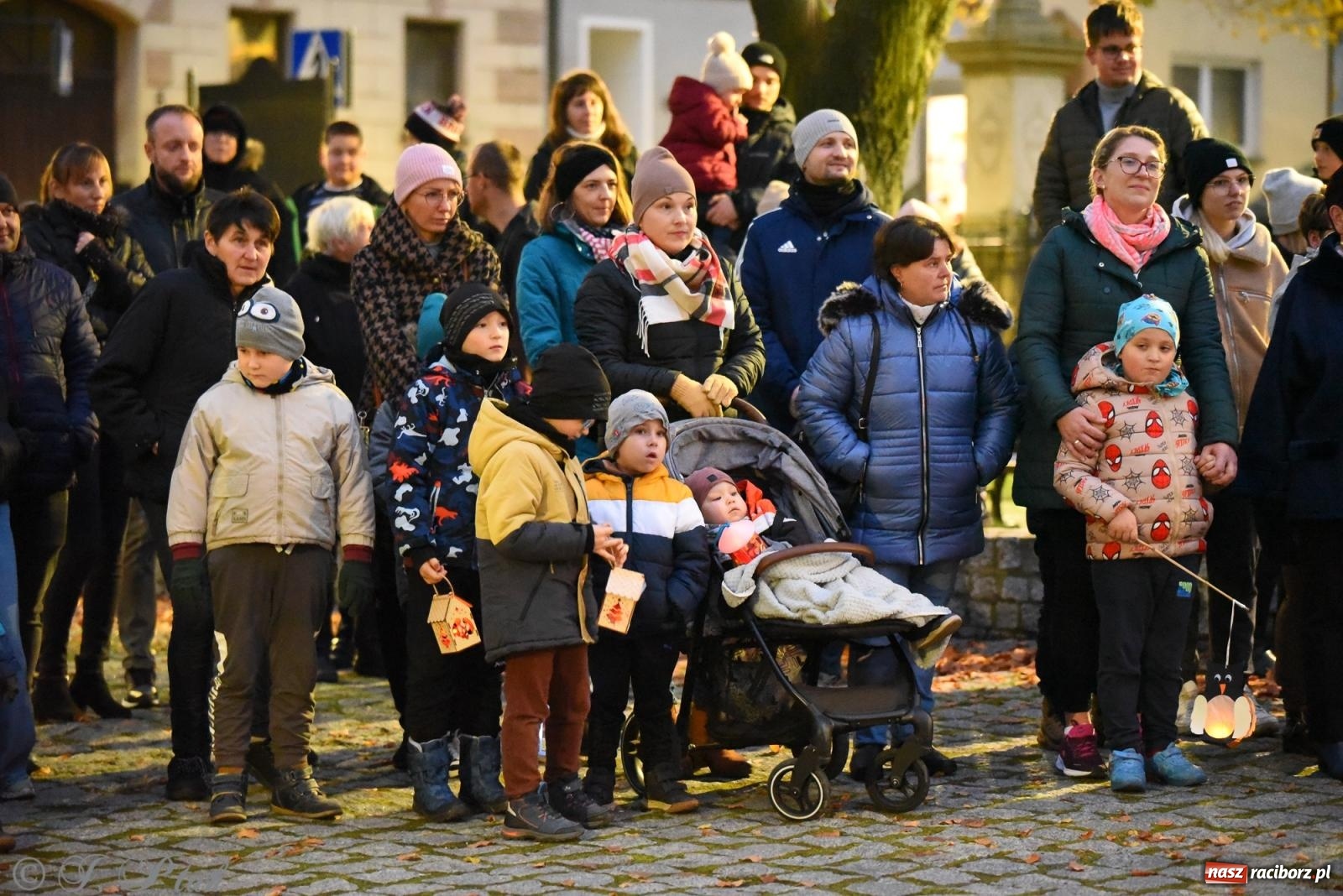 Zdjęcie w galerii na portalu naszraciborz.pl: Rogale i muzyka. Święty Marcin ponownie zawitał do Krzanowic wiadomości z regionu